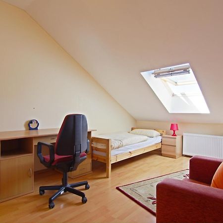 Private Rooms Near Exhibition Center Hannover Bagian luar foto