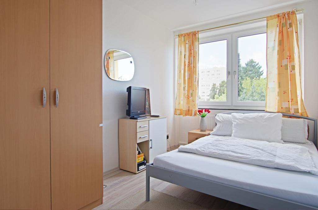 Private Rooms Near Exhibition Center Hannover Bagian luar foto