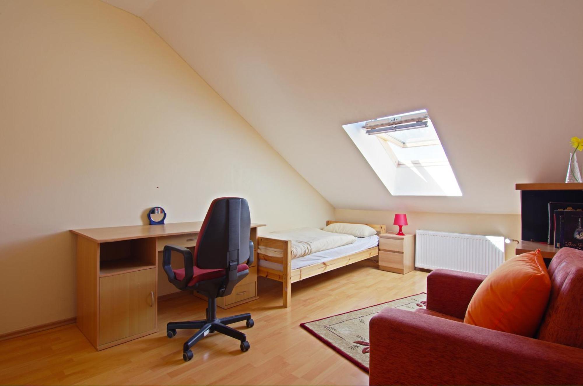 Private Rooms Near Exhibition Center Hannover Bagian luar foto
