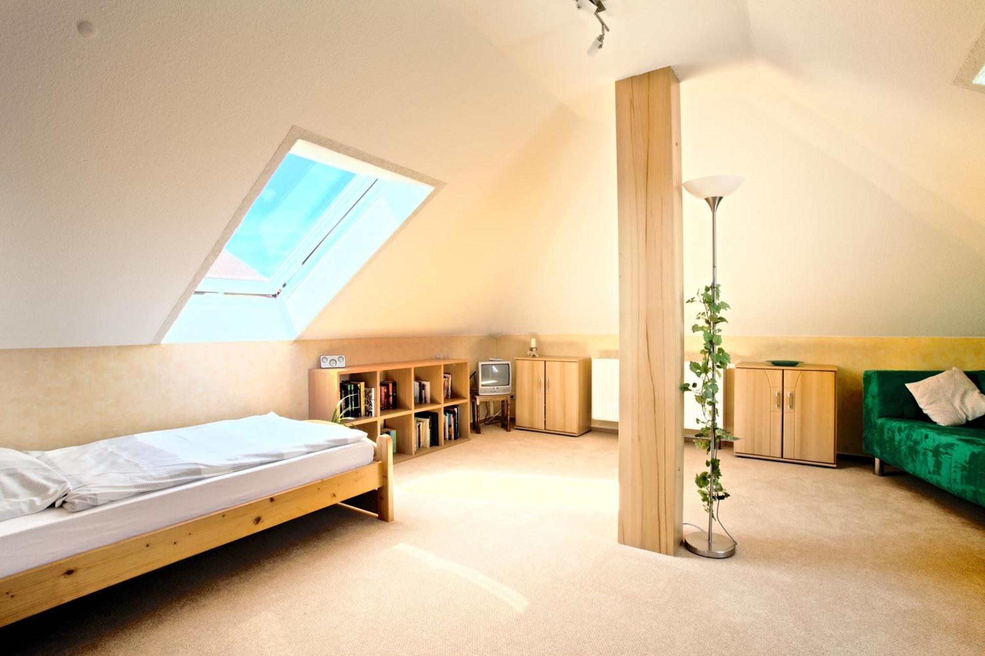Private Rooms Near Exhibition Center Hannover Bagian luar foto