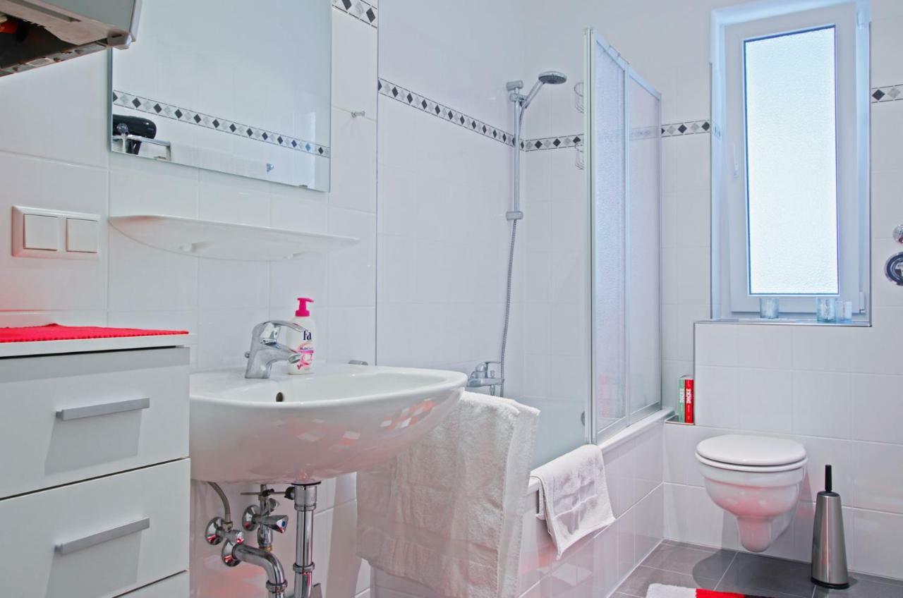 Private Rooms Near Exhibition Center Hannover Bagian luar foto