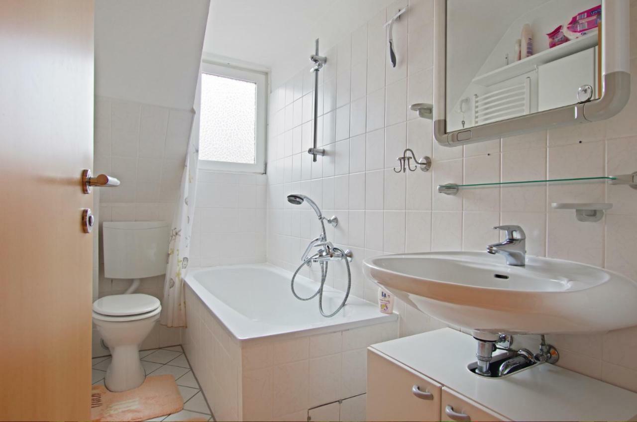 Private Rooms Near Exhibition Center Hannover Bagian luar foto