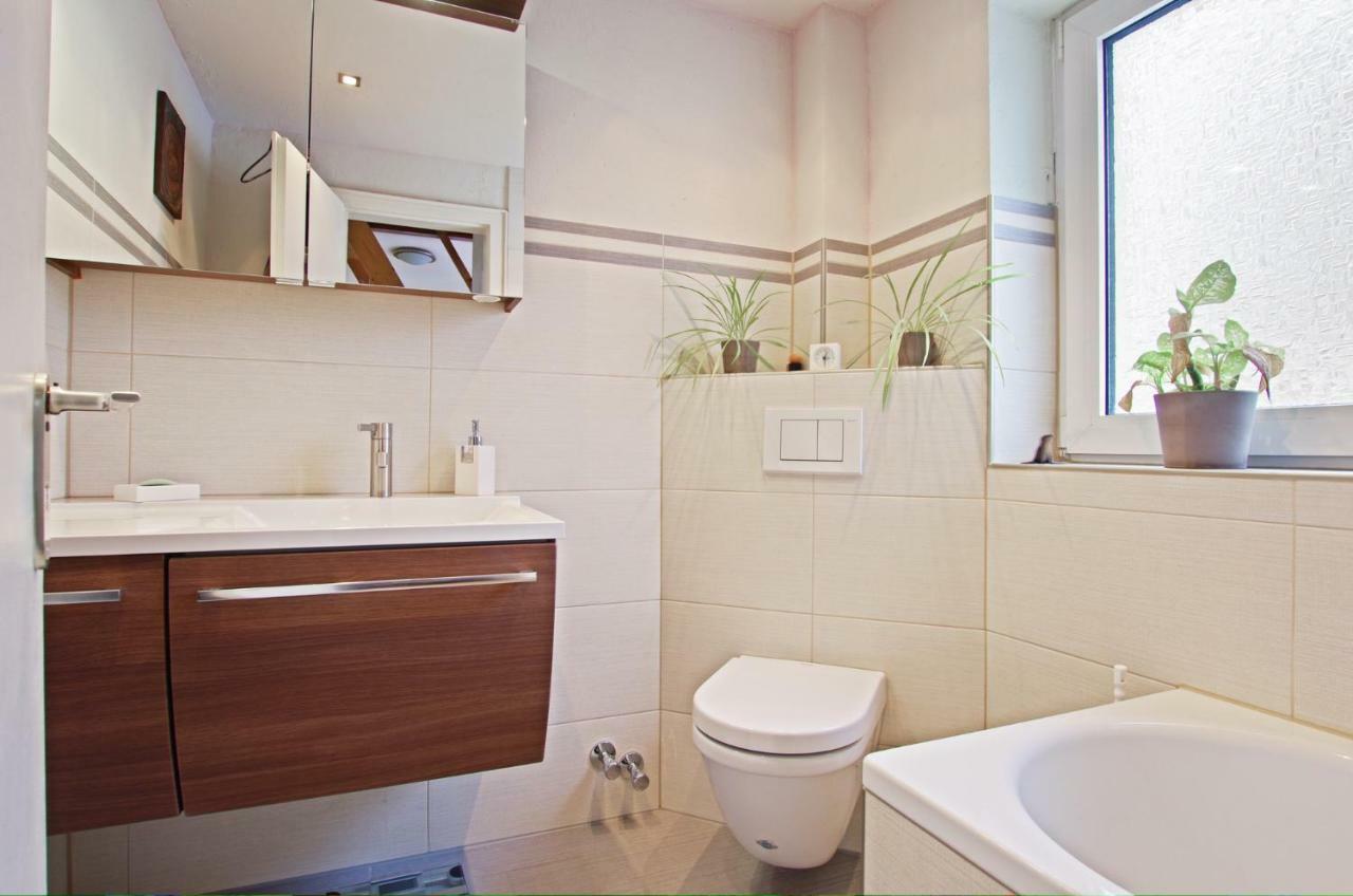 Private Rooms Near Exhibition Center Hannover Bagian luar foto