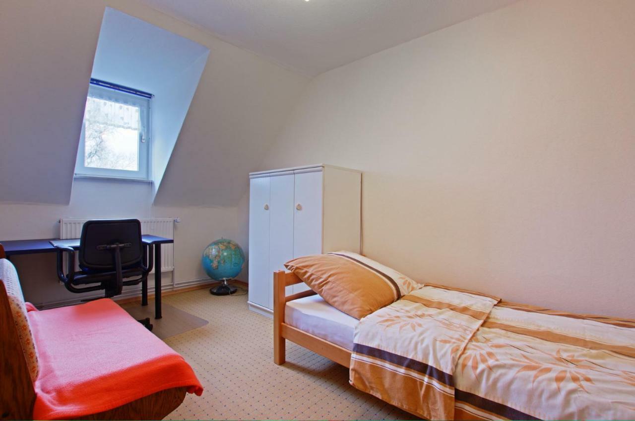 Private Rooms Near Exhibition Center Hannover Bagian luar foto