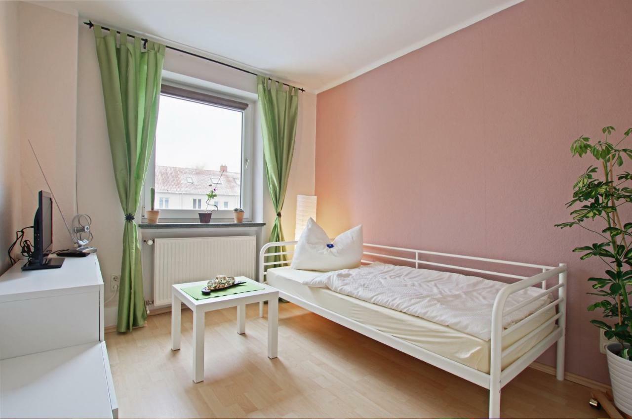 Private Rooms Near Exhibition Center Hannover Bagian luar foto